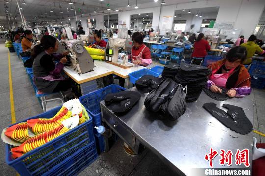 　　图为莆田一家鞋企工人在生产代工运动鞋。最近几年，莆田为国际知名品牌代工的订单越来越多。数据显示，莆田有4000多家制鞋企业，七成以上鞋类产品用于外贸出口，2017年产值增长18.7%。　记者 张斌 摄