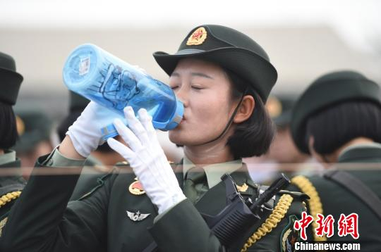 籍尹来说，她大概每天喝水6000毫升，全部变成汗液流出去，每天要换洗3次衣服。　尹威华 摄