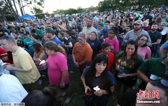 美国得州发生校园枪击案，民众自发哀悼。