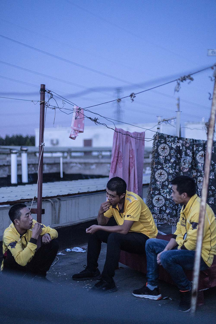 2019年9月16日，北京望京，杨成、李慧军和周旭在出租房的天台上聊天。