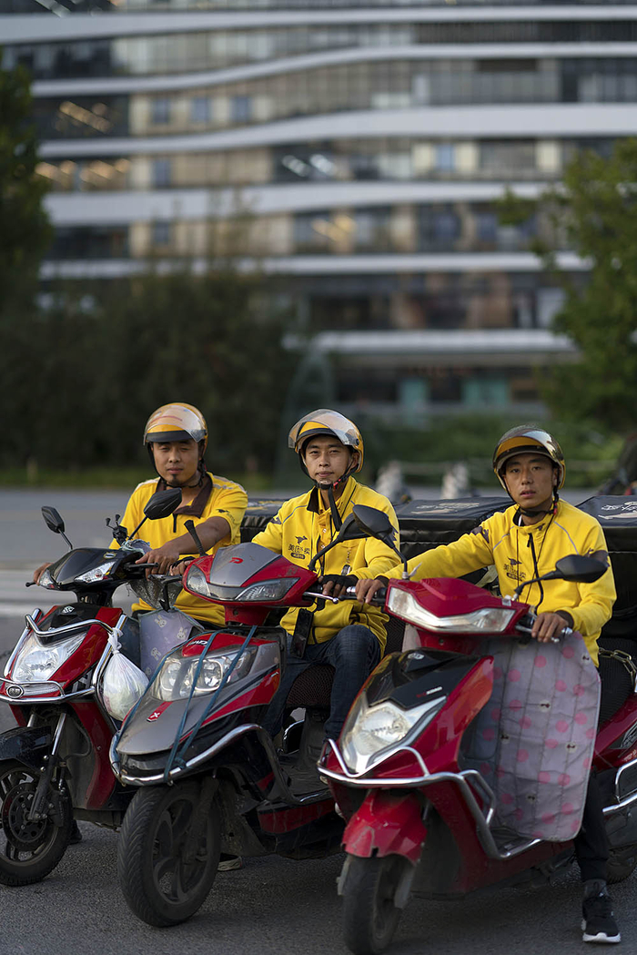 2019年9月16日，北京望京，三兄弟在望京SOHO的合影。