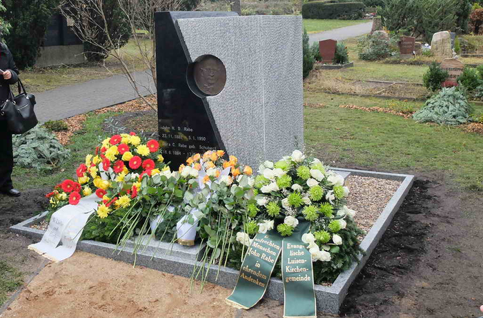 　　2013年12月11日，南京市政府出资重修的拉贝纪念墓园落成仪式在德国首都柏林西郊举行（图片来源：新华网）