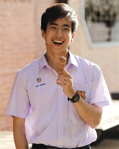 　美赛县“野猪”队少年足球运动员以及25岁教练艾卡波（《天才枪手》中男星查侬·散顶腾古饰演）。