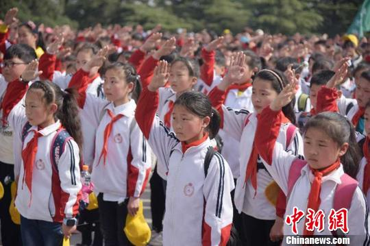少先队员向革命先烈敬礼。　孙井贤　摄