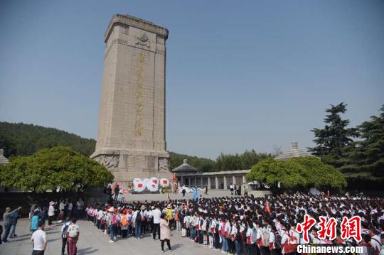 淮海战役烈士纪念塔迎来祭扫高峰。　孙井贤　摄