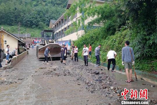 干部民众齐心协力恢复交通等。　钟欣 摄