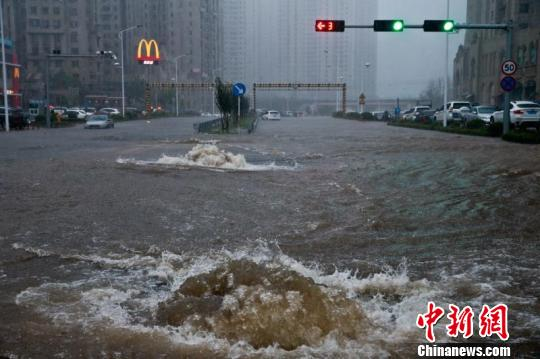 图为大连金普新区街边一处内涝地带。　朴峰 摄
