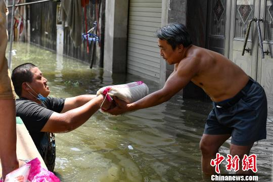 搜救队员向树香村受灾民众派发物资 陈骥旻 摄