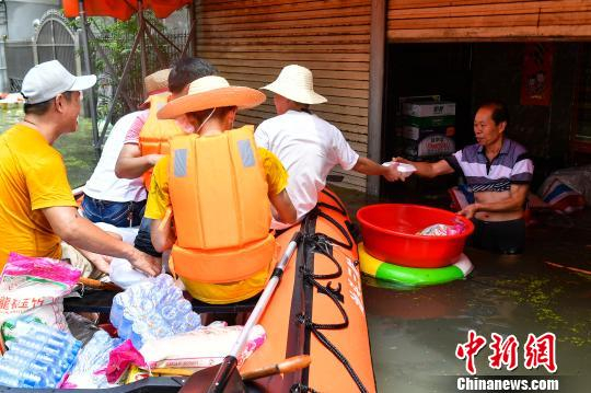 搜救队员向树香村受灾民众派发物资 陈骥旻 摄