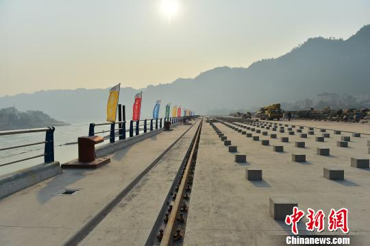  图为正在扩能改造的水富港。狄廷秀 摄