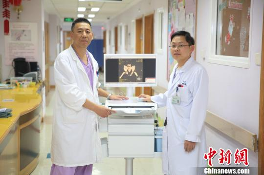 上海医学专家成功为出生仅一天的膀胱外翻婴儿实施手术。　芊烨　摄