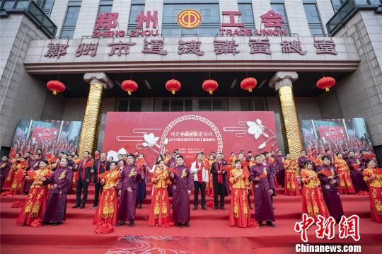 郑州41对新人举办集体婚礼倡节俭新风 　王威 摄