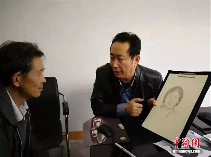  退休警官林宇辉根据老汉描述进行画像 受访者供图。