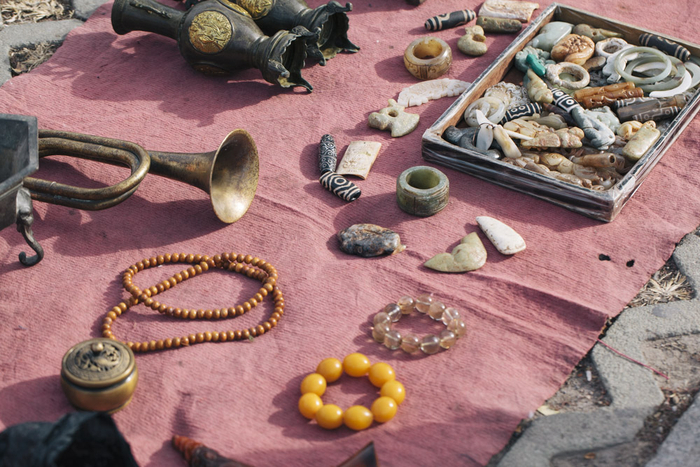 朝阳市古玩市场上的摊位。拍摄：朱墨。