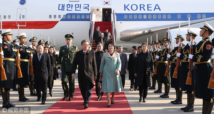 12月13日，文在寅抵京，开始进行国事访问 @视觉中国