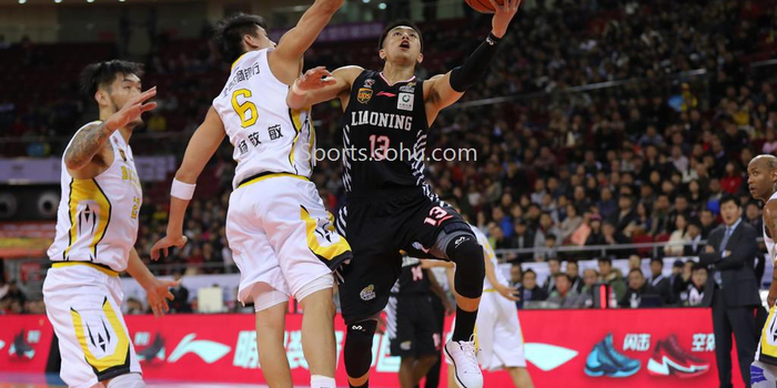 组图:北控迎战辽宁郭少强硬上篮 马布里低头不语
