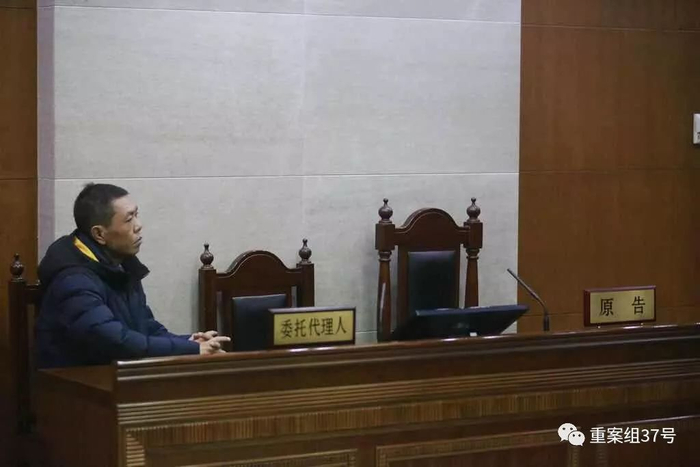 ▲徐先生代理人周先生听取判决。&nbsp;&nbsp;&nbsp;&nbsp;法院供图