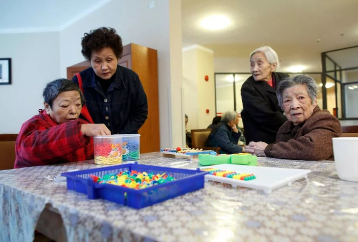 ▲上海市第三社会福利院的娱乐室，这个中心专门照顾患阿尔茨海默症的病人。