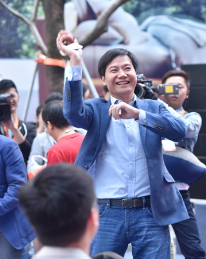 雷军在台上演讲，台下是欢呼声不断的米粉 &nbsp;摄影：史小兵