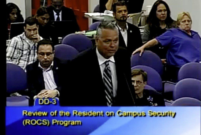  图为该校校警彼特森（站立者）