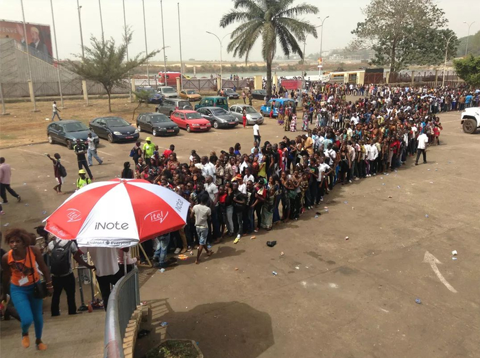 传音手机在几内亚市场的活动现场