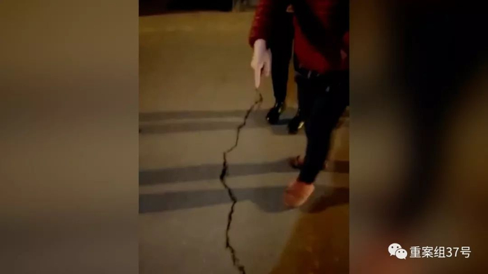 ▲地震后路面裂缝。受访者供图