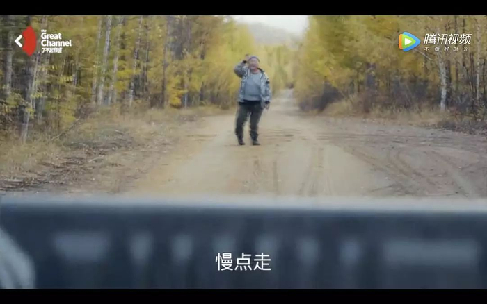 柳霞挥手送别儿子，儿子要去城市发展了。