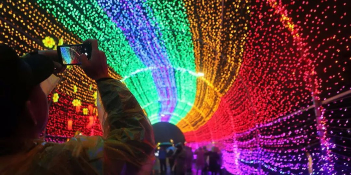 暖心!33层高楼深夜起火,危急中消防员把氧气面