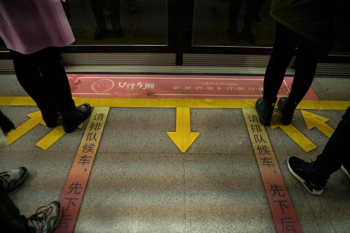  不少男性无视地面上的标示，挤进女性车厢。图源：纽约时报