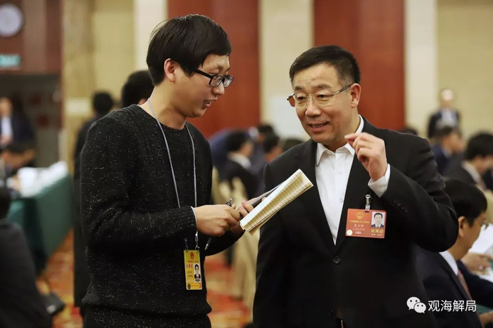 （秦玉峰接受看法新闻记者专访）