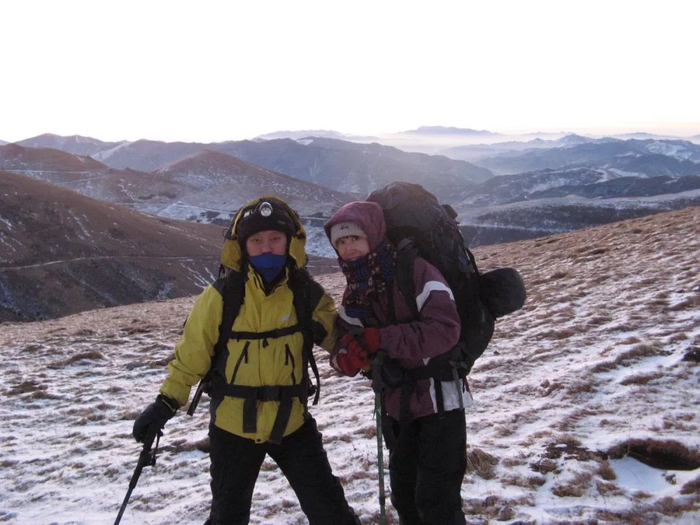 ▲2007年元旦，扎西多杰和妻子穿越大五台。受访者供图