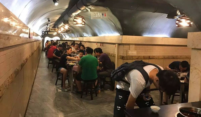  很多城市将废弃防空洞改为火锅店 