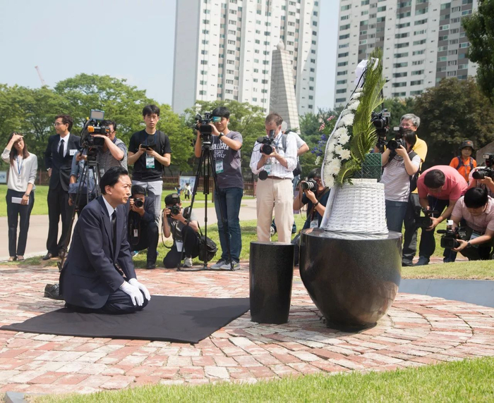 △日本前首相鸠山由纪夫在韩国下跪