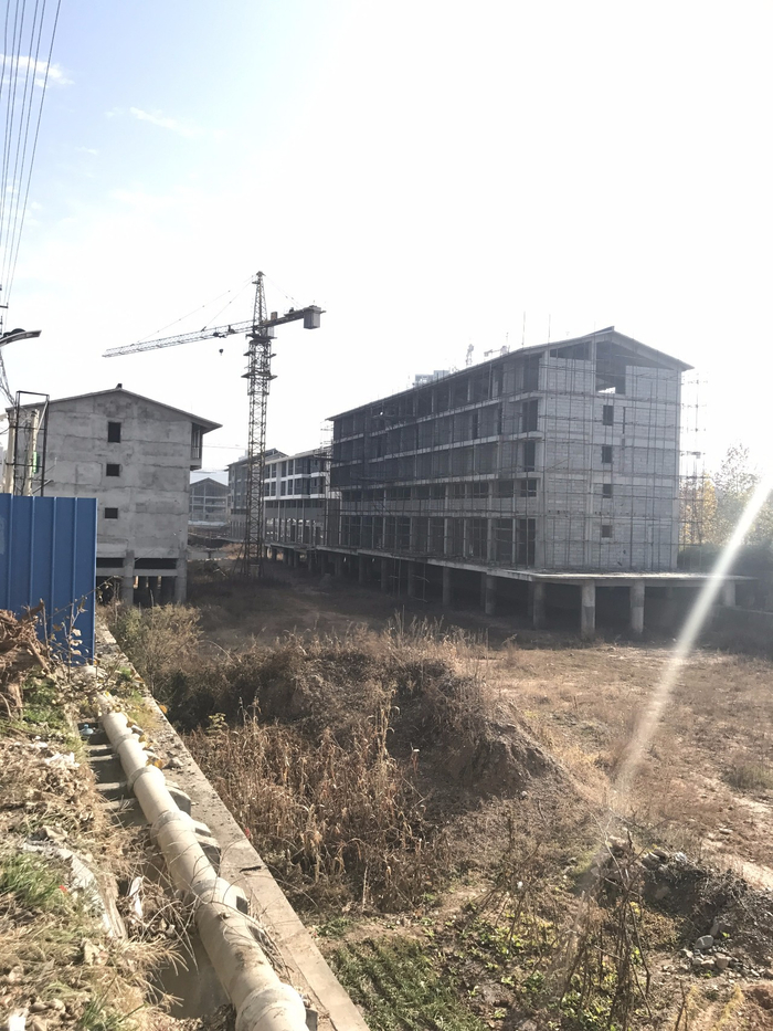 ▲卢氏水街项目，不少楼盘主体已经建好。新京报记者 贾世煜 摄