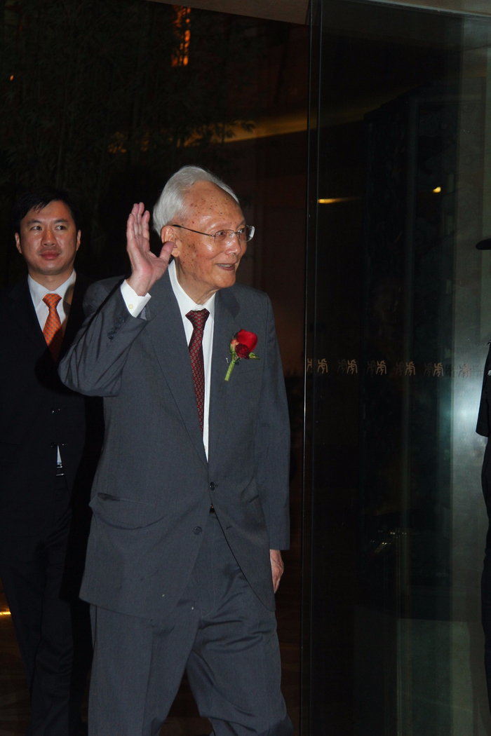 △鲁平亮相郭晶晶、霍启刚大婚现场