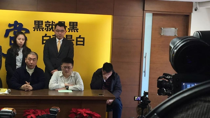 独家新党开发布会痛斥蔡当局暴行 被抓者当场哽咽落泪_手机新浪网