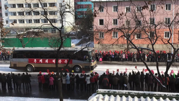 △12月8日&nbsp;数十万平壤民众夹道欢迎火星15型洲际弹道火箭试射成功。“功臣”抵达平壤，车上横幅写着“主体的核强国”