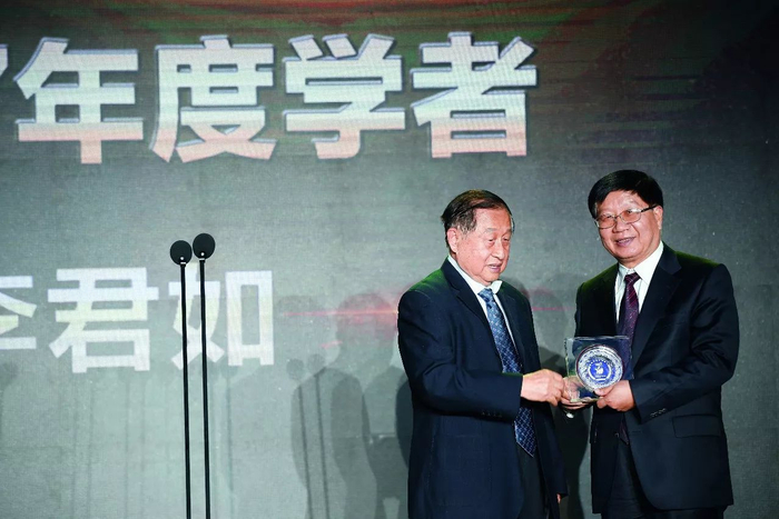 李君如在“影响中国”2017年度盛典现场。摄影/刘关关 韩海丹 和冠欣