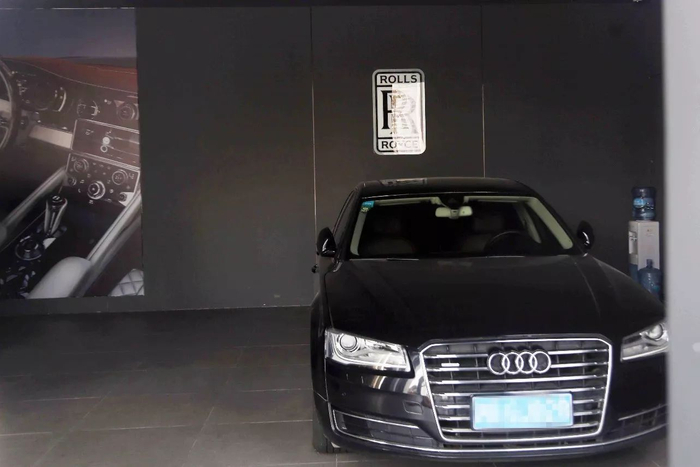 　　▲ 一辆奥迪停放在劳斯莱斯的展示区内。