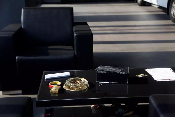 　　▲ 接待区的沙发和桌子上，放着烟灰缸、名片和纸。