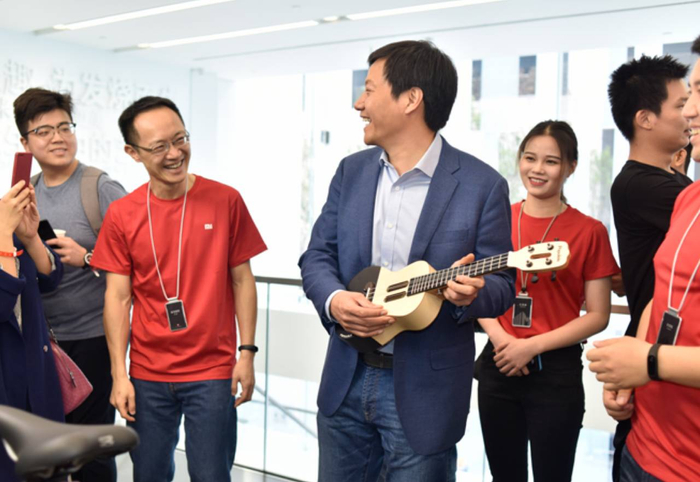 雷军在深圳旗舰店二层 体验产品 摄影：史小兵