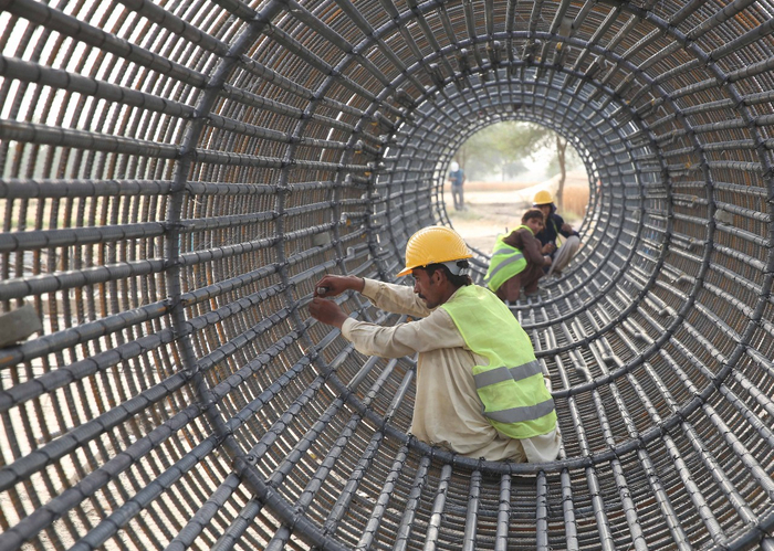 这是2017年4月21日，在巴基斯坦木尔坦附近，巴基斯坦工人在白沙瓦至卡拉奇高速公路（木尔坦至苏库尔段）的一处工地施工。新华社记者刘天摄