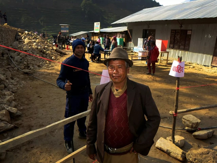 ▲为参与投票，现年53岁的卡米·夏尔巴走了数小时的山路。他在投票当天穿上了自己最好的衣服，他说：“我的国家越来越好，所以我也不能差。”（《华盛顿邮报》）