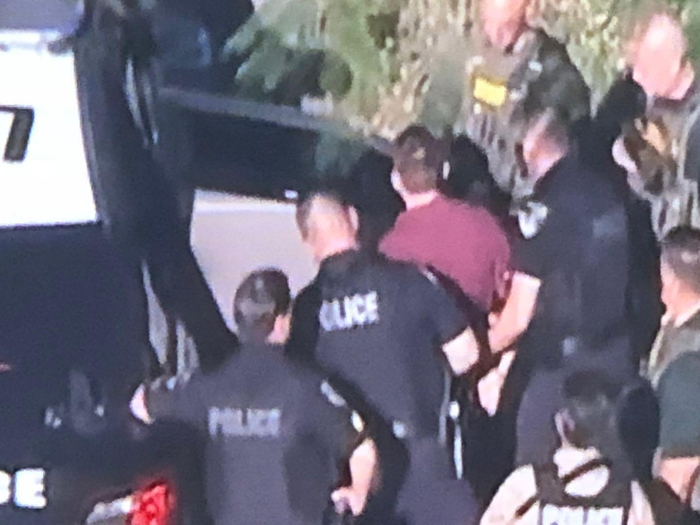  嫌疑人被押上警车