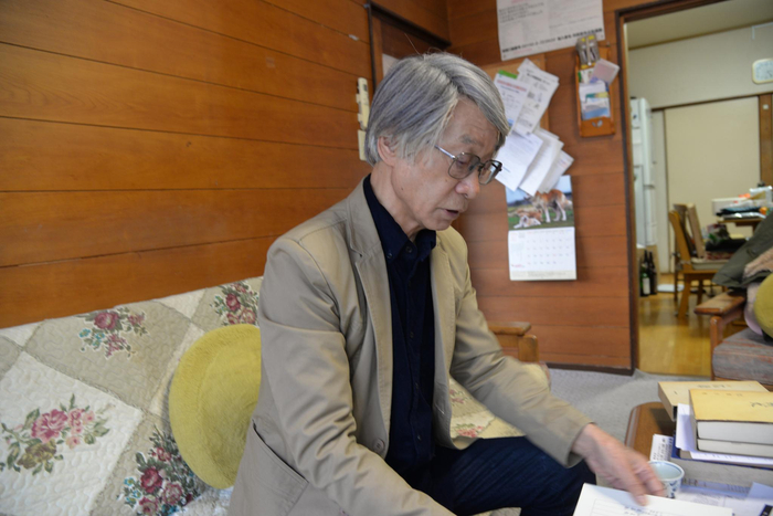 森正孝在家中接受新华社记者采访。