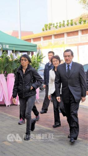 　　诗人余光中14日病逝，台湾地区前领导人马英九偕妻周美青19日前去吊唁，并与余光中遗孀范我存等家属相谈近一小时后离去。图片来源：台湾“中央社”。