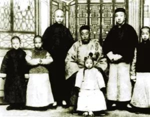 陈氏家族三代名士：陈宝箴（中间）、陈三立（右二）、陈寅恪（左二）