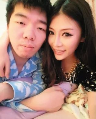 ▲吉星鹏与馨馨（化名）曾经的恩爱照片。图片来自/新京报