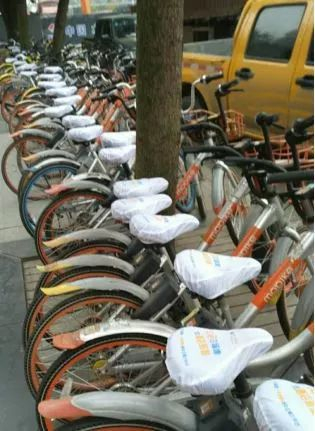 　　▲共享单车被套上广告座椅套 图片来源：摩拜提供