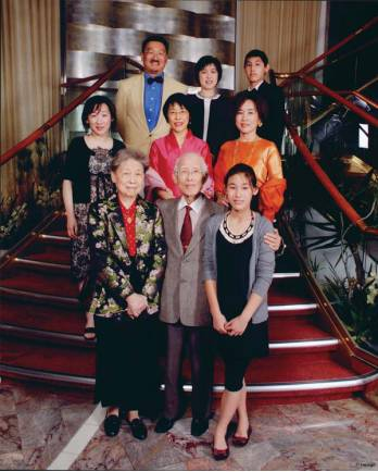 ▲资料图片：2008年余光中全家福（摄于赴挪威的游轮）